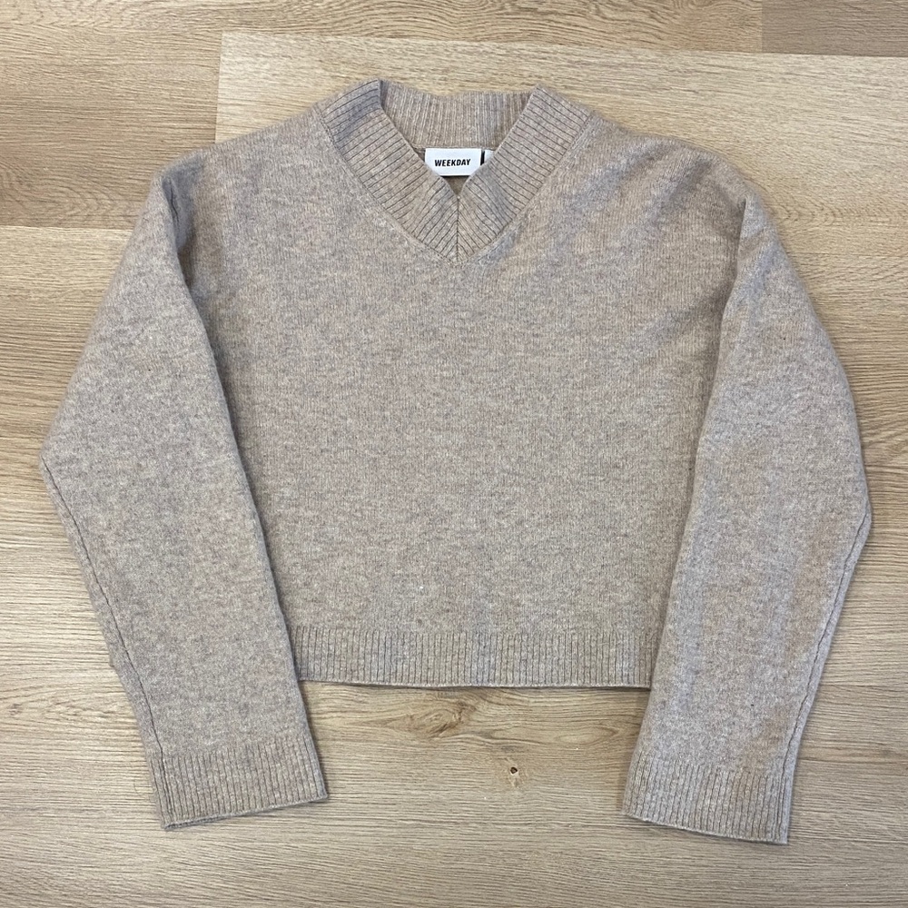 Weekday Reese Beige V-Neck Cropped Sweater Minimalist Knit - Picture 3 of 10